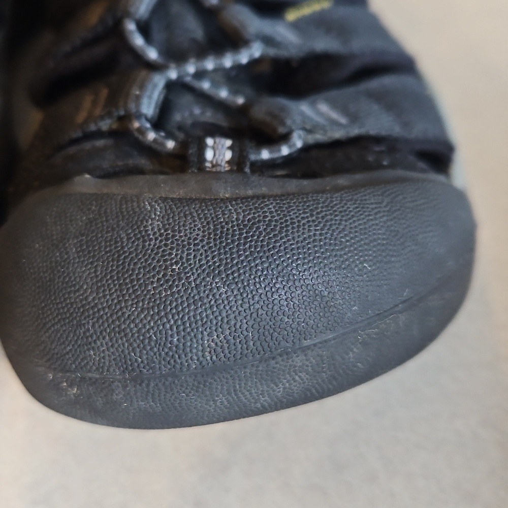 Keens Black And Grey Youth Sandals - Picture 5 of 14